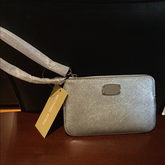 ⭐️Host Pick⭐️Michael Kors Jet Set Silver Wristlet - Picture 2 of 8